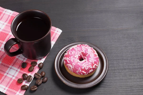 Café e donut rosa — Fotografia de Stock