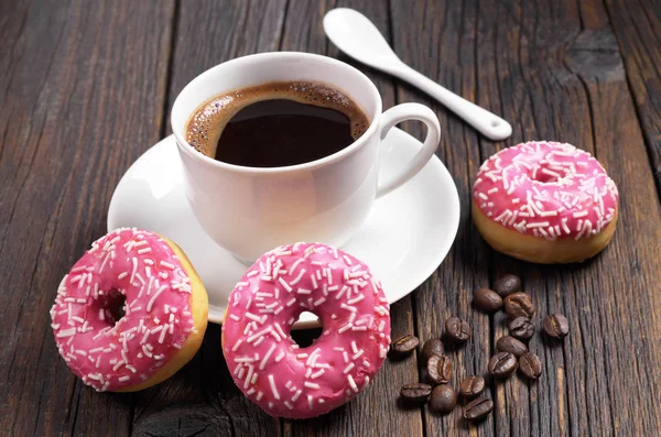 Rosado donuts y café — Foto de Stock