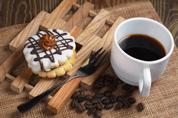 Camlı pasta ve kahve