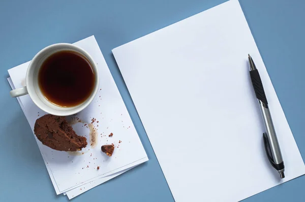 Caffè con biscotti e carta — Foto Stock