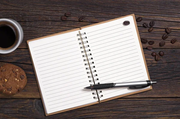 Cuaderno y café con galleta — Foto de Stock