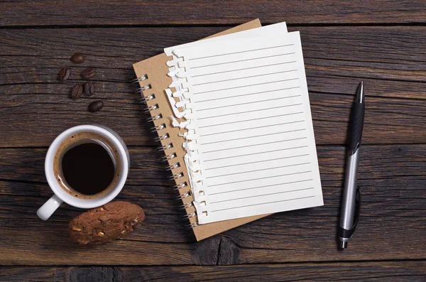 Café con galletas, cuaderno y bolígrafo — Foto de Stock