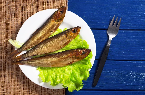 Smoked fish and lettuce — Stock Photo, Image