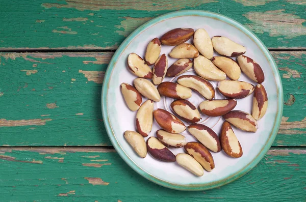 Nueces de Brasil en plato — Foto de Stock