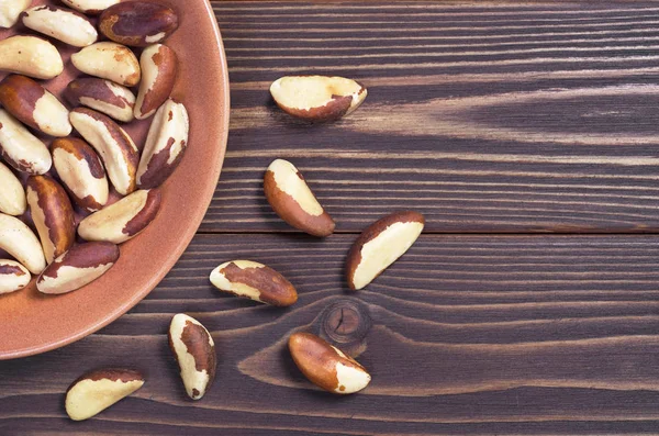 Nueces de Brasil en plato — Foto de Stock