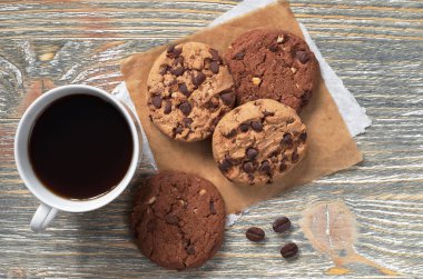 Kahve ve çikolatalı kurabiye.