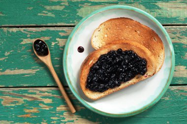 Böğürtlenli reçel ile ekmek