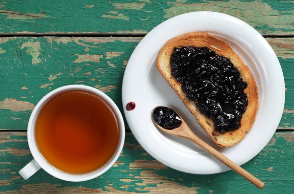 Thee en geroosterd brood met jam — Stockfoto