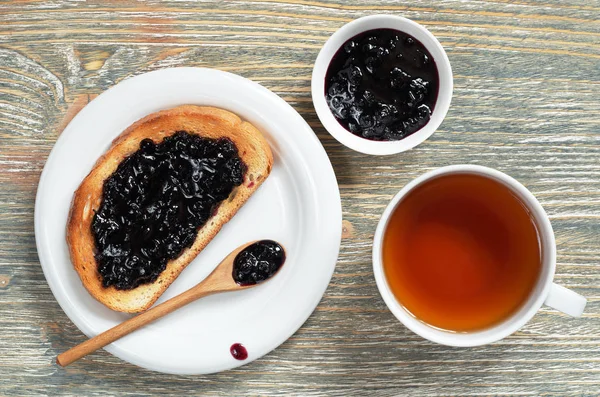 Thee en toast met jam — Stockfoto