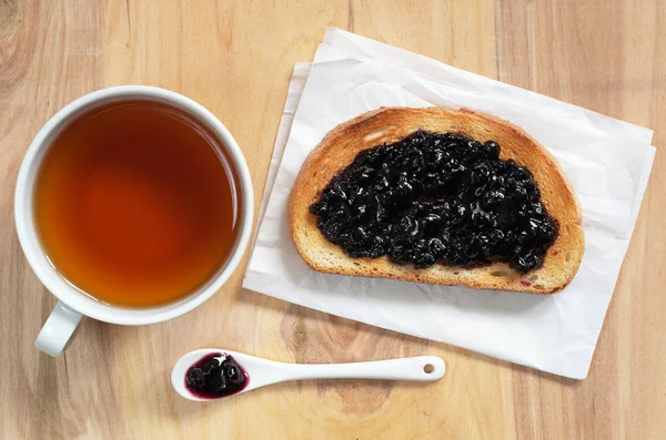Tè e pane tostato con marmellata — Foto Stock