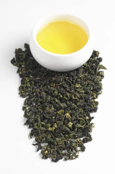 Droge groene thee en drank in Beker — Stockfoto