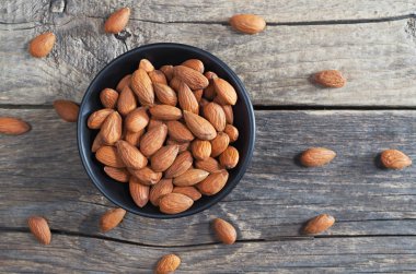 Kabın içinde badem fındık