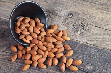 Kabın içinde badem fındık 