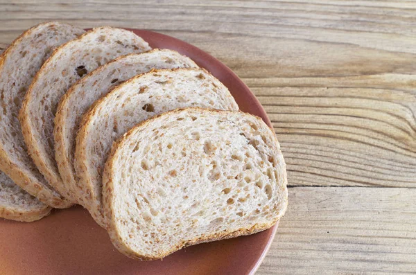 Нарезанный пшеничный хлеб с отрубями — стоковое фото