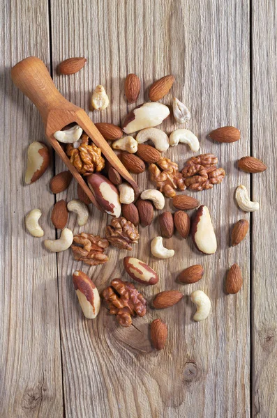 Nüsse auf einem Holztisch mischen — Stockfoto