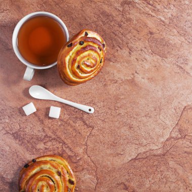 Kuru üzüm ve çay ile buns