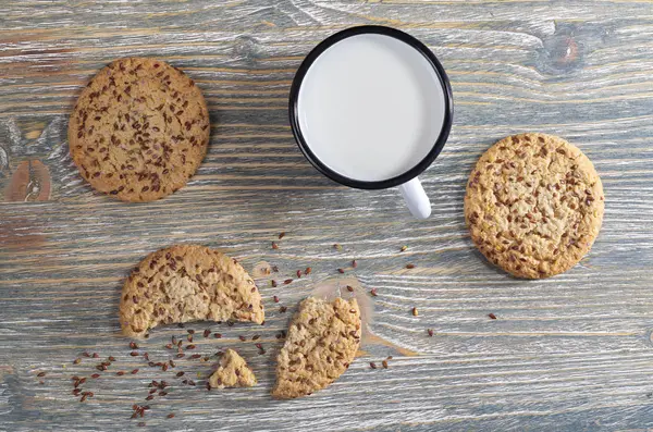 Taza con leche y galletas —  Fotos de Stock