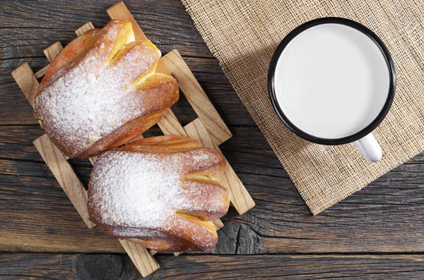 Buns e caneca de leite — Fotografia de Stock