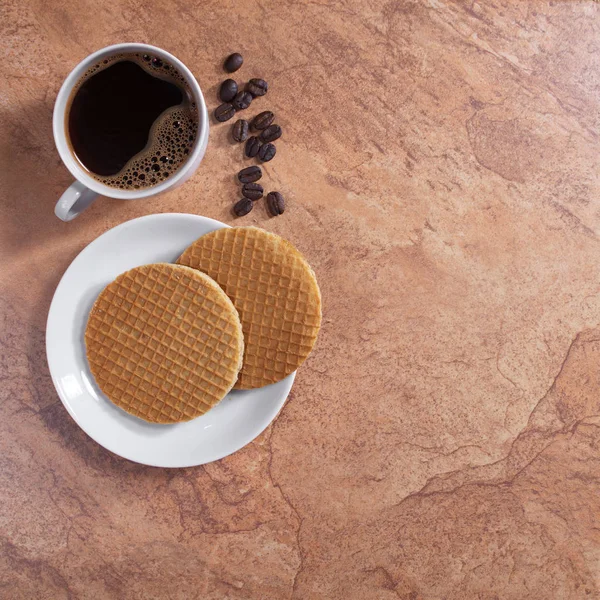 Kaffe och runda våfflor — Stockfoto