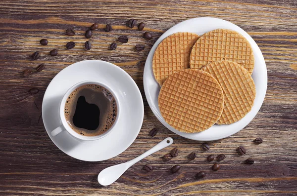 Koffie en ronde wafels — Stockfoto