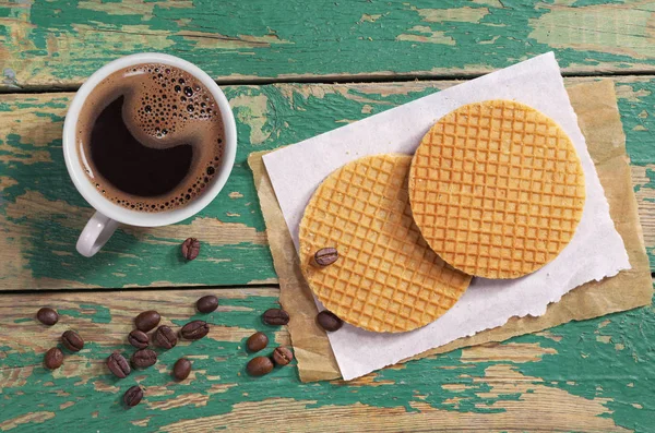Coffee and round wafers — Stock Photo, Image