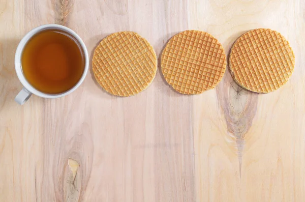 Tasse Tee und Waffeln — Stockfoto