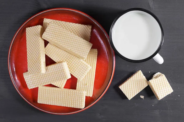 Wafeltjes met melk — Stockfoto