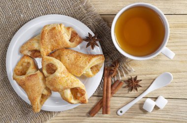 Reçel ve çay ile pasta