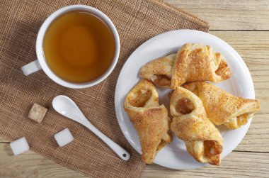 Reçel ve çay ile hamur işleri