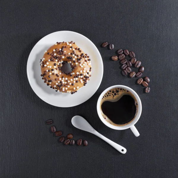 Пончик с шоколадом и кофе — стоковое фото