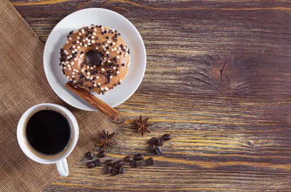 Koffie en donut met chocolade ballen — Stockfoto