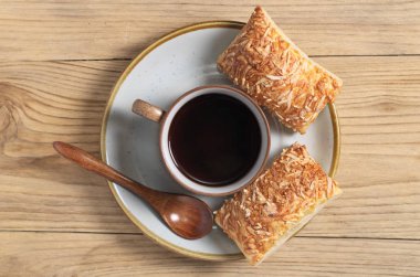 Peynirli kahve ve puf böreği.