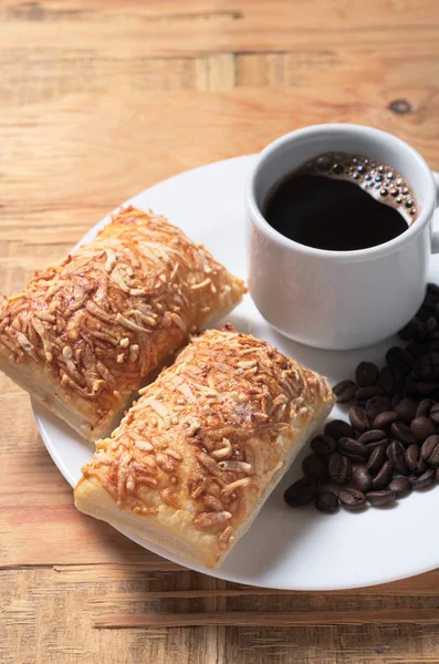 Bakverk kakor med ost och kaffe — Stockfoto