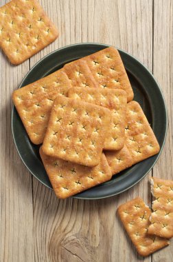 Tabakta kare krakerler