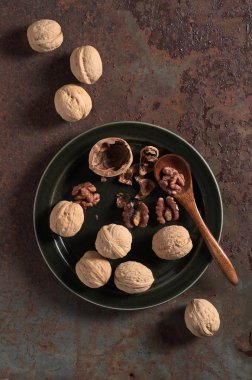 Bütün ve soyulmuş ceviz