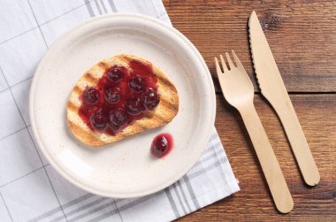 Kızarmış ekmek ve reçel.