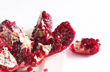 Tabakta nar dilimleri