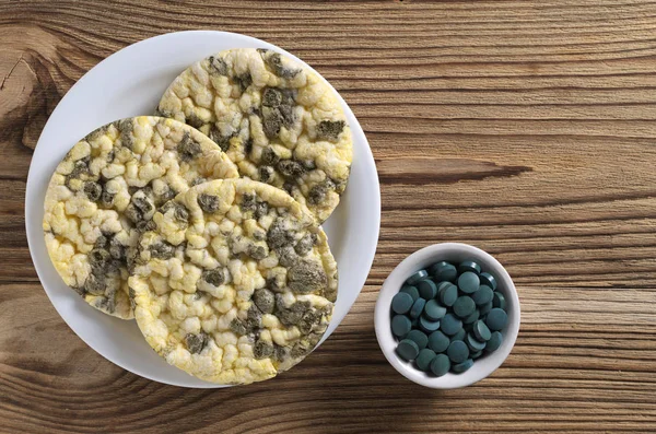 Pasteles de arroz con espirulina y pastillas —  Fotos de Stock