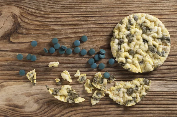 Gâteau de riz avec spiruline et pilules — Photo