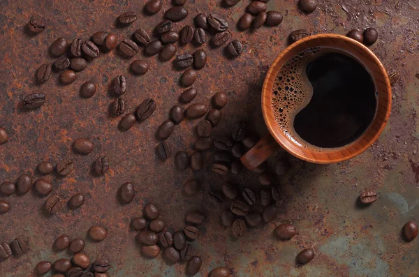 Xícara de café de madeira e feijão — Fotografia de Stock