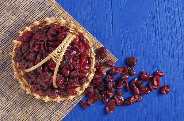 Arándano rojo seco en cesta de mimbre — Foto de Stock