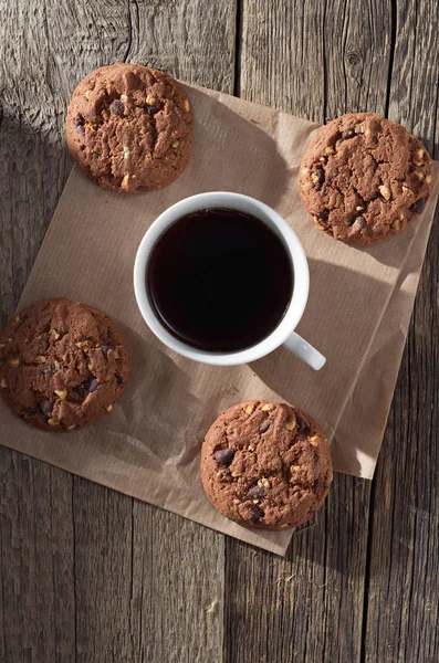 Шоколадное печенье и кофе — стоковое фото