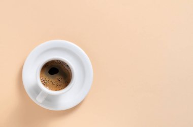Bir fincan kahve ve çay tabağı.