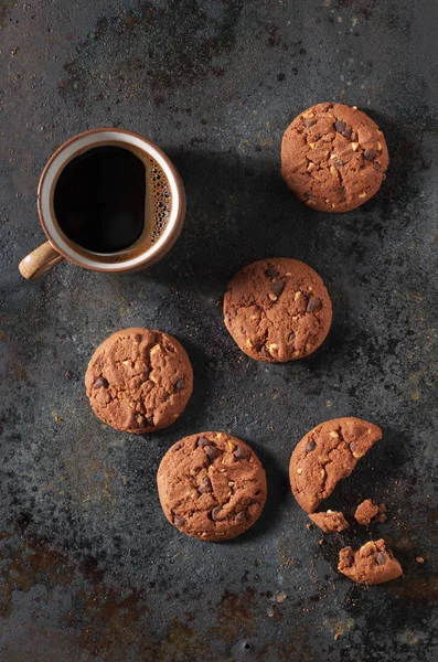 Chocolate chip cookies och kaffe — Stockfoto
