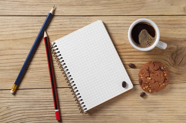 Notepad e café com biscoitos — Fotografia de Stock