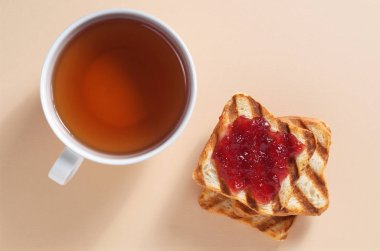 Tost ekmeğine reçel ve çay