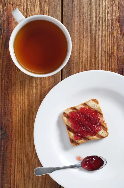 Thee en geroosterd brood met jam — Stockfoto