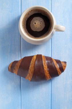 kahve ve çikolata kruvasan