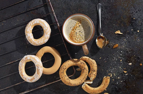 Nybakade bagels och kaffe — Stockfoto