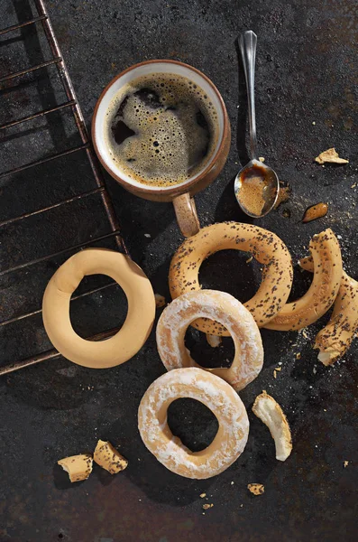 Olika hembakade bagels och kaffe — Stockfoto